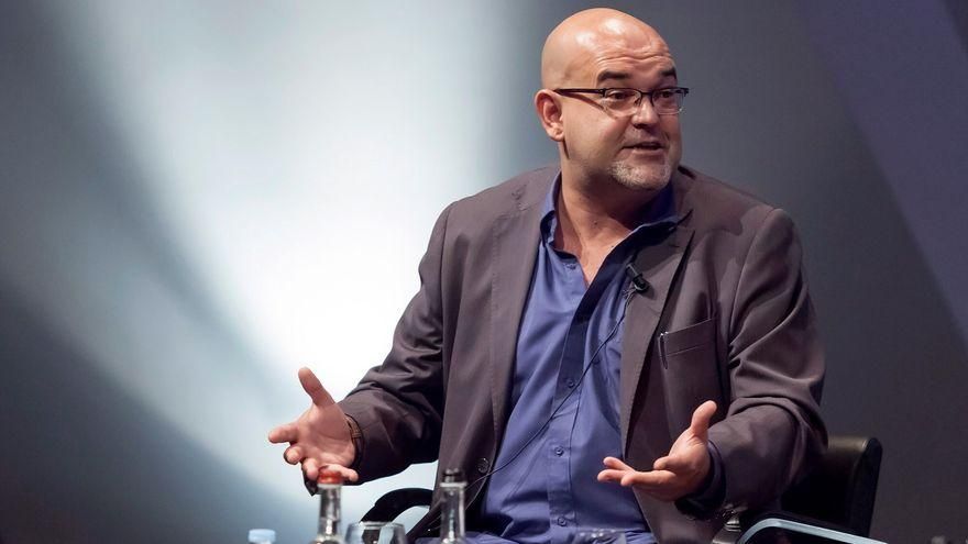 El escritor canario Alexis Ravelo, premio novela Café de Gijón 2021