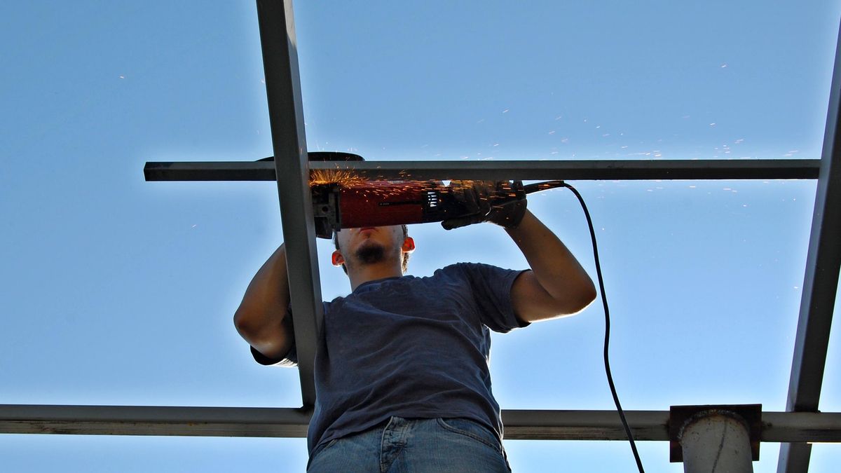 España supera el récord de 22,5 millones de trabajadores gracias a la regularización aunque el paro sube en 19.500 personas