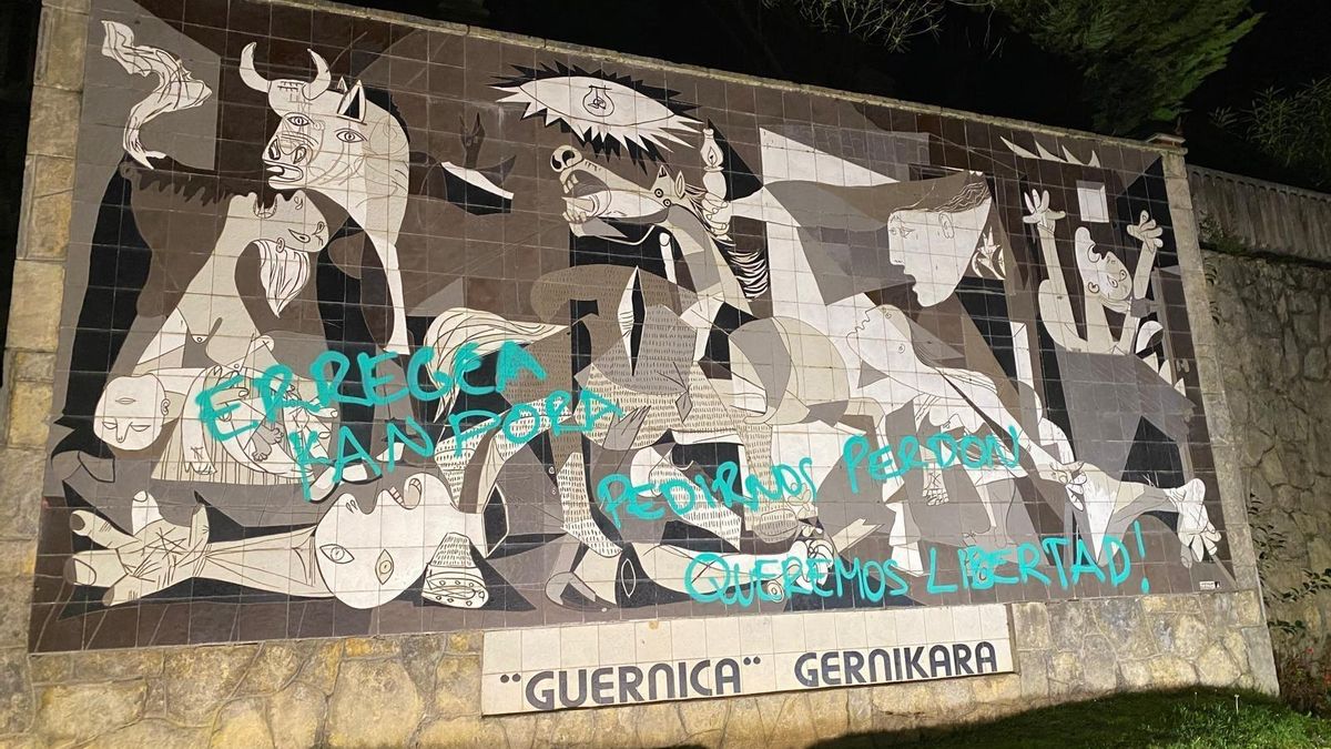 Amanece con pintadas el mural del 'Guernica' de Picasso en el día del perdón de Alemania por el bombardeo nazi