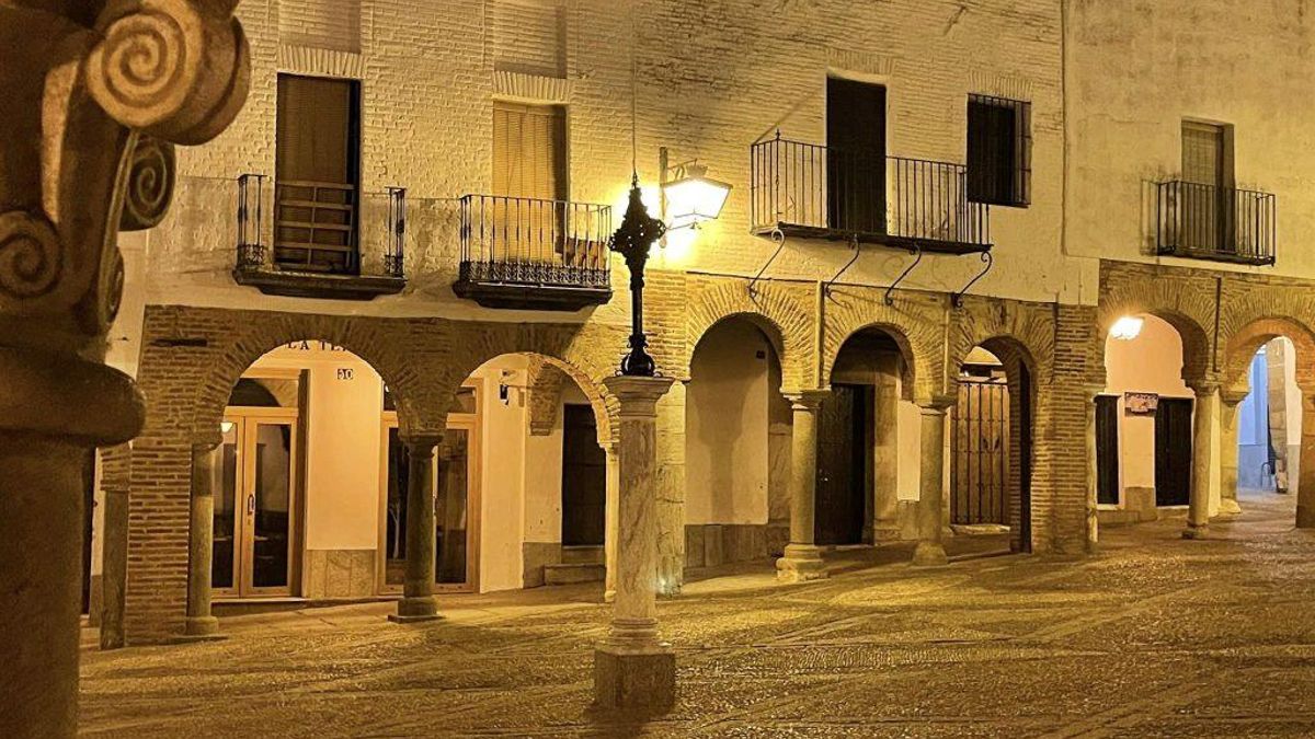 Situada entre dos plazas de este pueblo extremeño, esta curiosa hendidura en una columna servía como vara de medir para telas, cuerdas o cueros