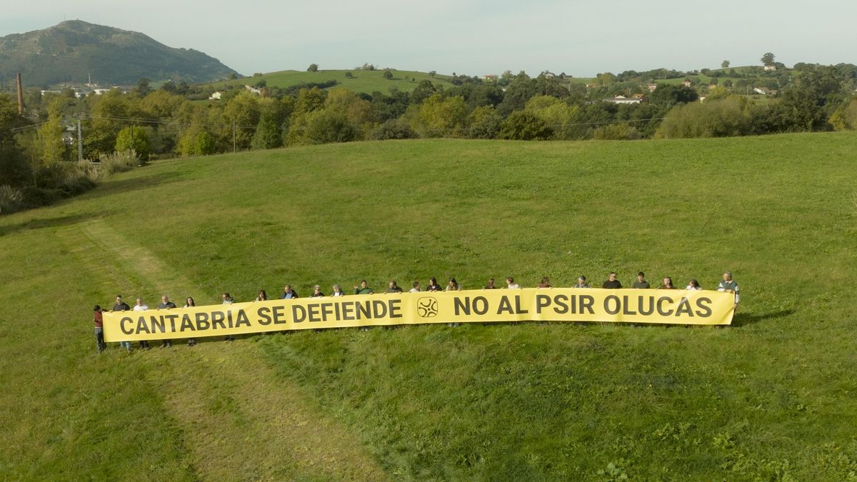 Cantabristas despliega una pancarta gigante contra el PSIR Olucas en los terrenos afectados de Villaverde de Pontones