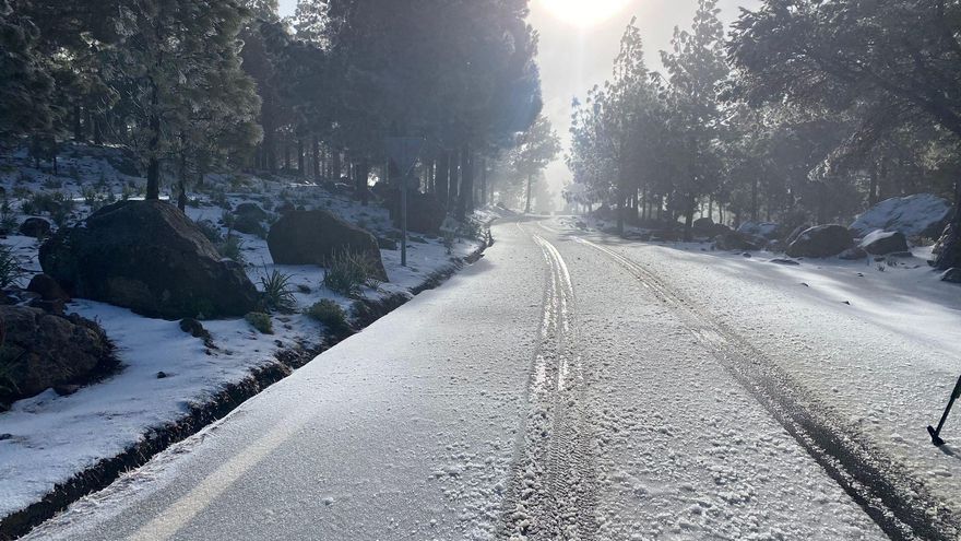 Carreteras nevadas en la zona de la cumbre