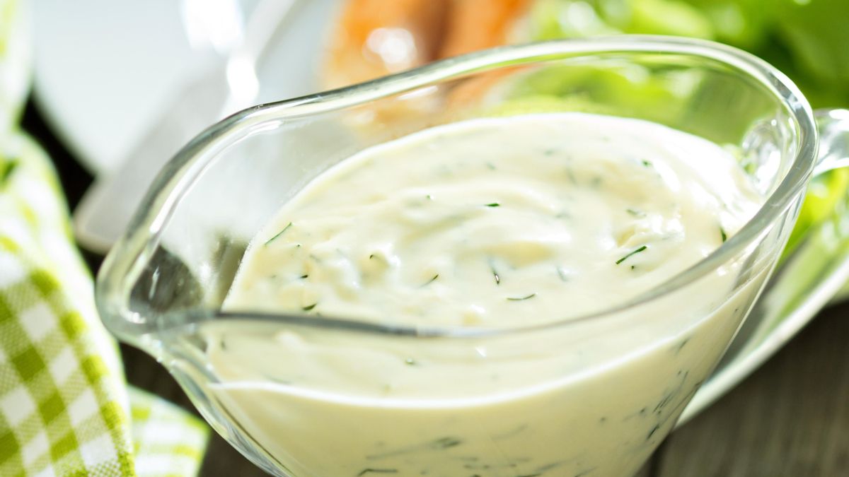 Salsa tártara para principiantes: así puedes preparar en casa este condimento con ingredientes básicos