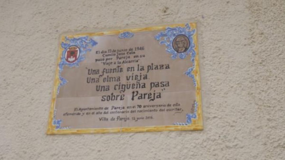 Placa en Pareja (Guadalajara) dedicada a la obra de Cela, 'Viaje a la Alcarria' en el que se menciona a la olma de la plaza de este pueblo en la cabecera del Tajo