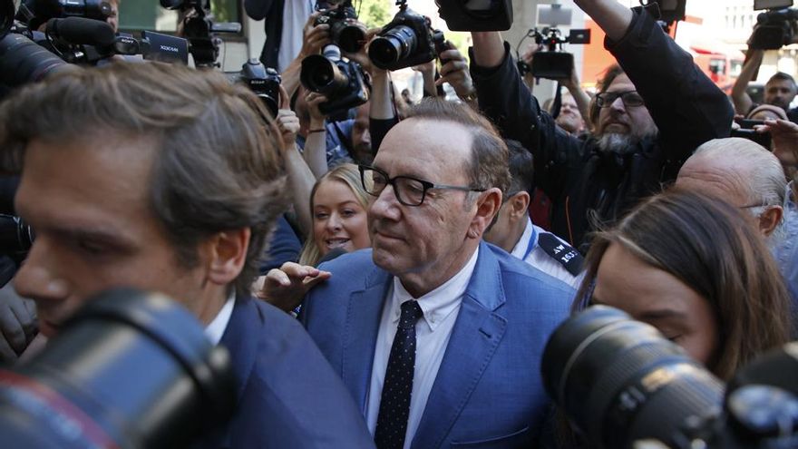 Kevin Spacey queda en libertad sin fianza, acusado de cuatro cargos de agresión sexual en Londres
