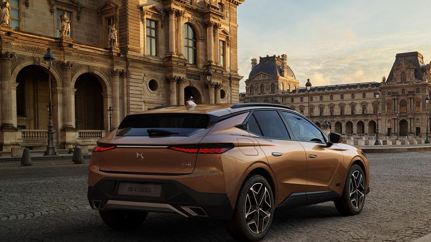 El DS 4 mide 4,40 metros de longitud y destaca por una anchura de 1,83 metros y por unas ruedas de gran diámetro.