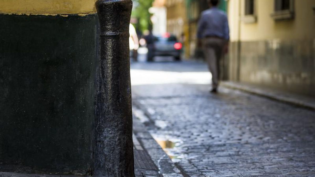 Se llaman guardacantones, fueron cañones de la batalla de Trafalgar y hoy forman parte de este admirado casco histórico