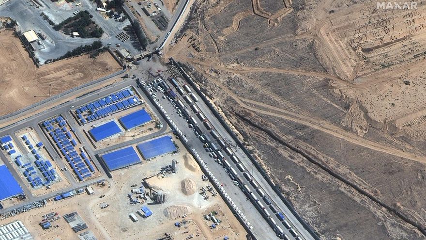 Imagen de satélite del paso de Rafah entre Egipto y Gaza cedida por Maxar Technologies con camiones a la espera de la apertura del paso.