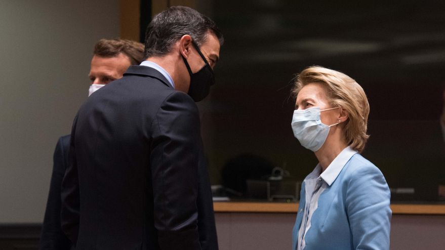 El presidente del Gobierno, Pedro Sánchez, y la presidenta de la Comisión Europea, Ursula von der Leyen, el 20 de julio de 2020 en Bruselas.