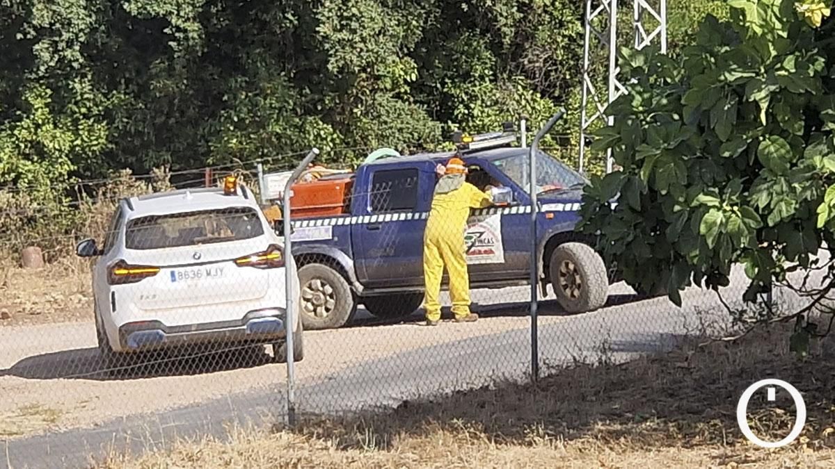 Miembros del INFOCA hablando con los vecinos