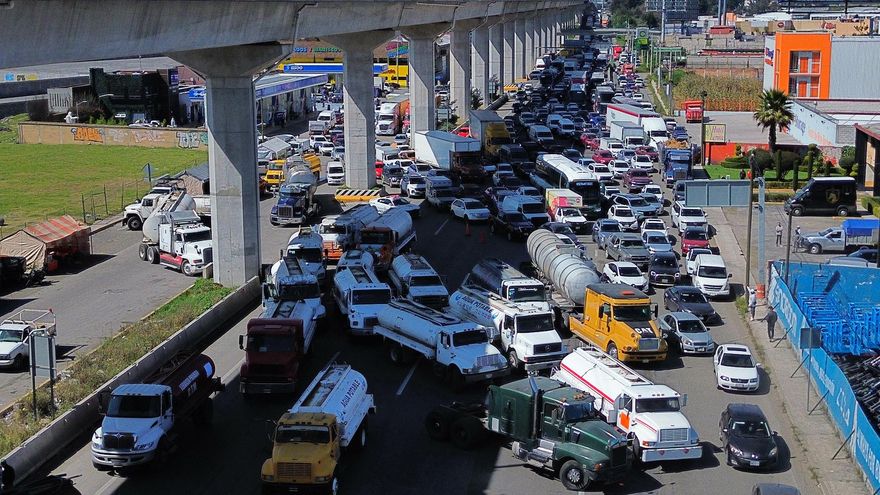 Operadores de pipas de agua bloquean calles en México tras intervención de tomas y pozos