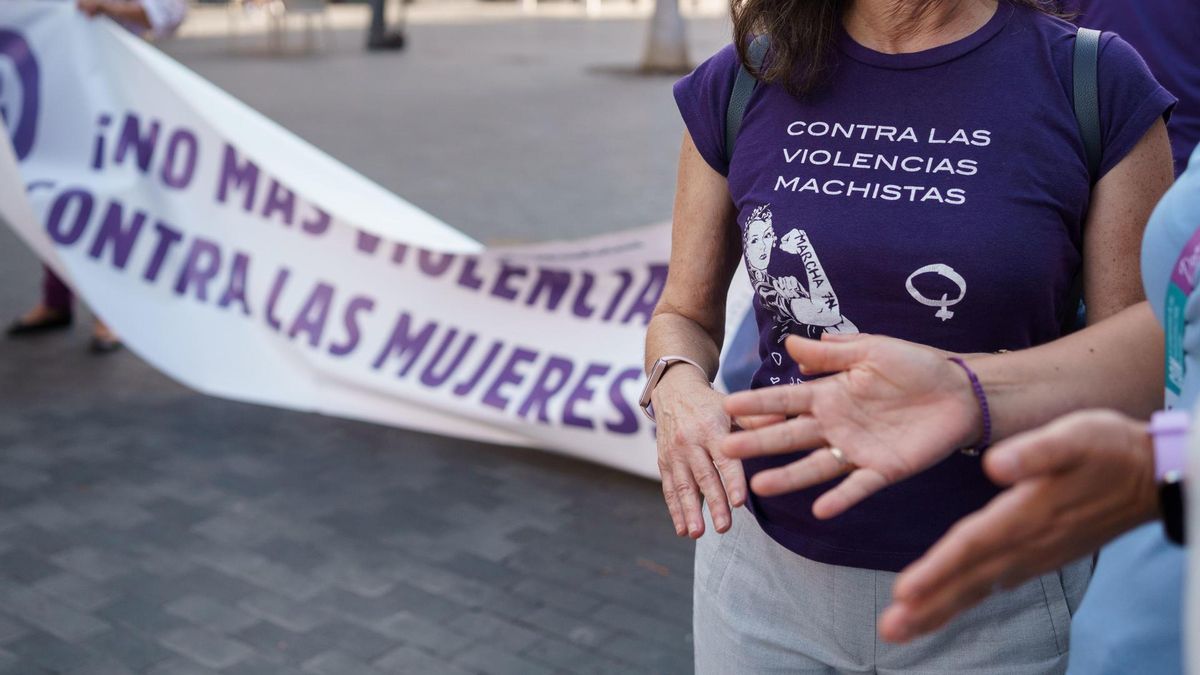 Concentración del Foro contra la Violencia de Género de Tenerife por el asesinato por violencia machista de una joven de 28 años, en el municipio de Arona, en el sur de la isla. EFE/Ramón de la Rocha