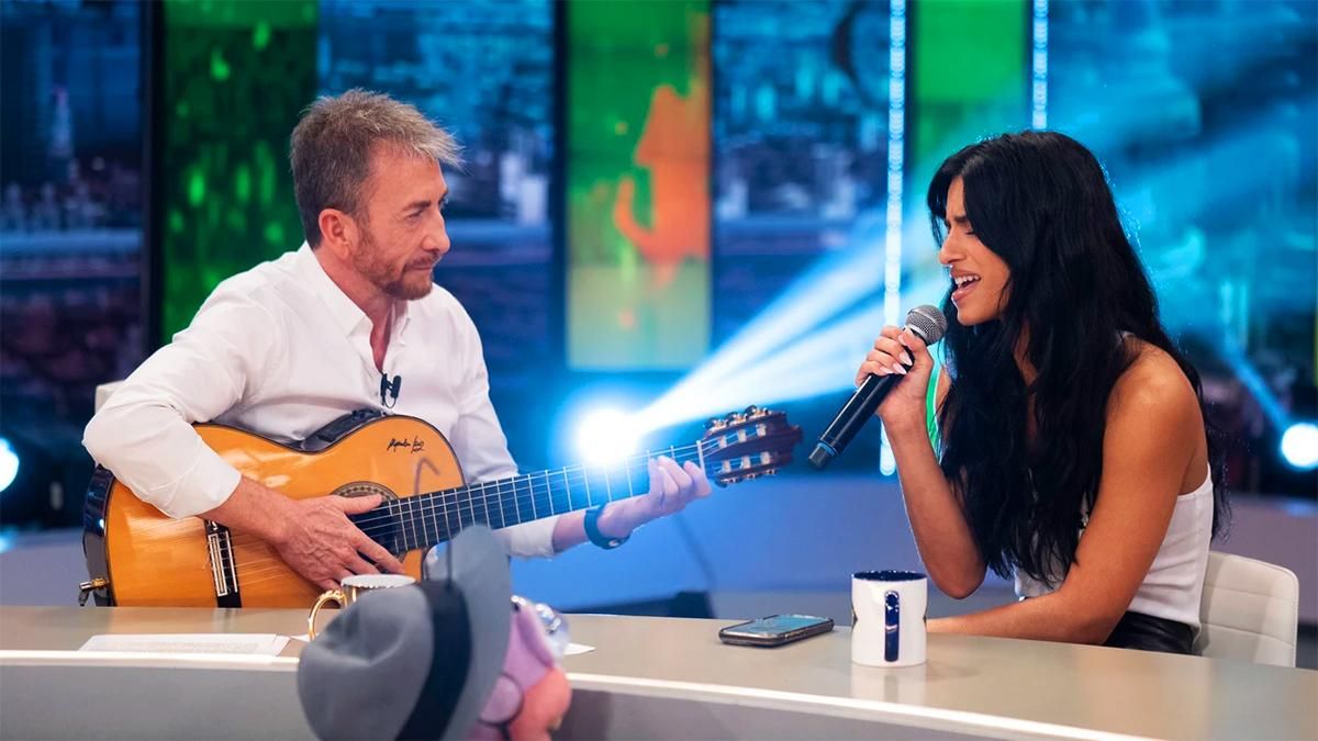 Begoña Vargas sorprende en 'El Hormiguero' al cantar un tema de Jarabe de Palo con Pablo Motos a la guitarra