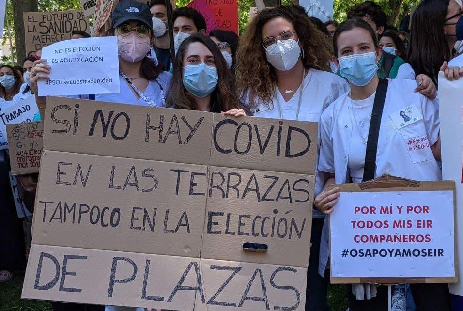 Claudia, Lorena, Paula y Alicia reivindican que las enfermeras tienen el mismo problema que los médicos.