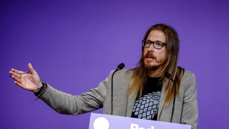 El portavoz de Podemos, Pablo Fernández, comenta la actualidad en rueda de prensa, este lunes en Madrid. EFE/ Daniel González