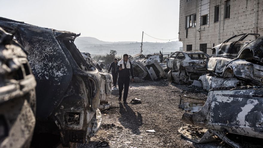 Residentes de Huwara, en Cisjordania, revisan los daños tras los incendios provocados por los colonos israelíes en un nuevo episodio de violencia.