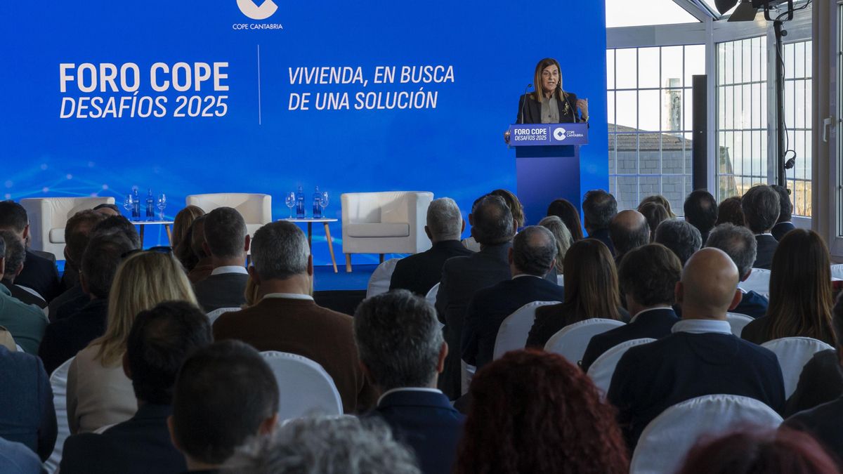 La presidenta de Cantabria, María José Sáenz de Buruaga, en el 'Foro Desafíos 2025' de COPE