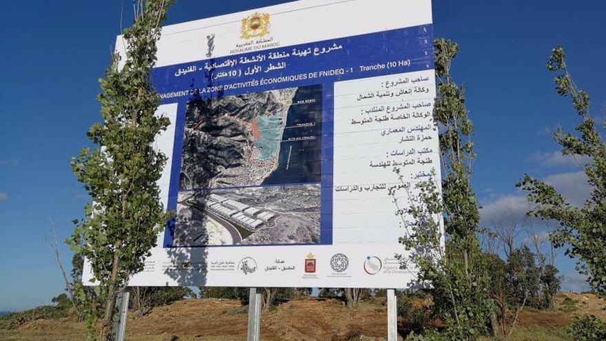 Marruecos ya está dando pasos concretos para crear una alternativa económica en la zona norteña fronteriza con la ciudad española de Ceuta, después de acabar el pasado octubre con el contrabando de mercancías procedente de esa ciudad, tolerado durante décadas y que daba trabajo directo a 9.000 personas. Una denonimada "zona de actividad económica" ha empezado a ser construida en los pasados días en los lindes de la frontera con Ceuta, dentro del término de Castillejos (Fnideq en árabe), con una superficie inicial de 10 hectáreas, que se prevé crezca hasta las 90 hectáreas.