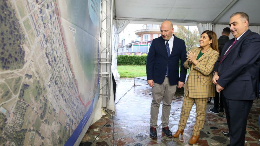 La presidenta de cantabria, María José Sáenz de Buruaga, en la presentación del proyecto de reforma del paseo marítimo de Laredo.