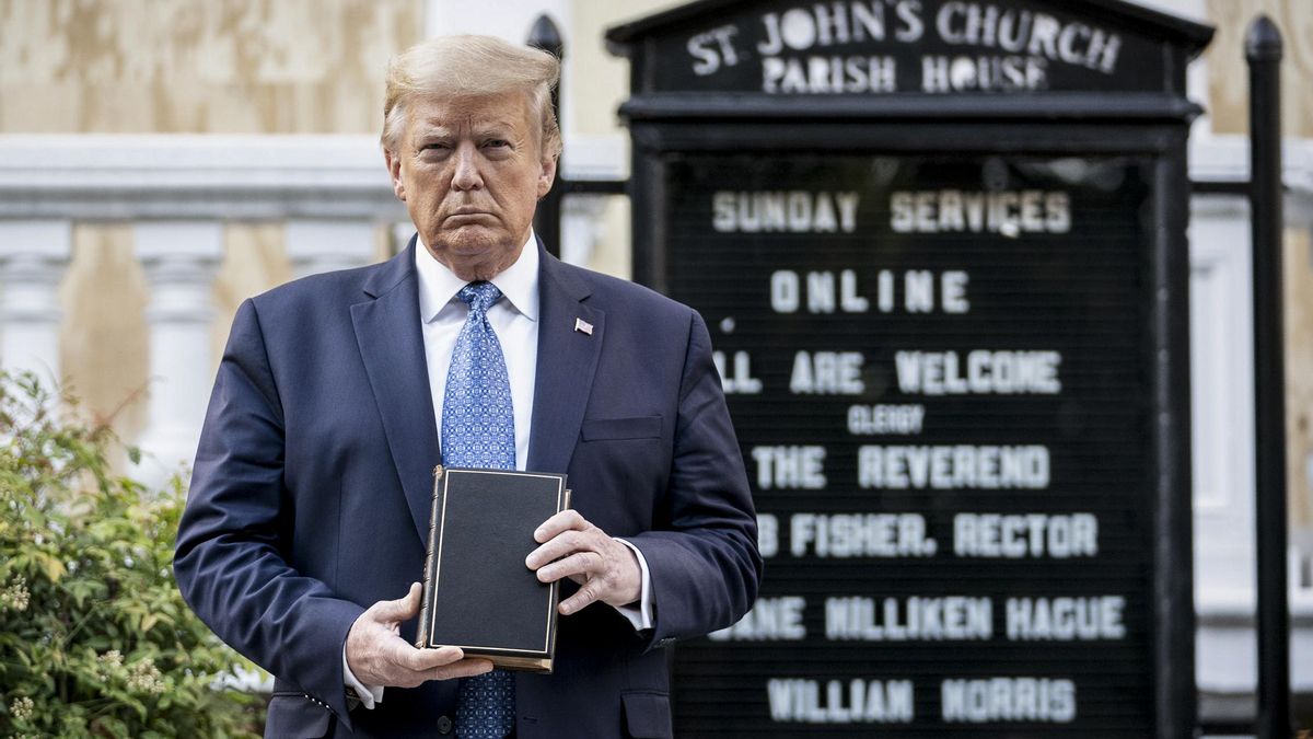 Donald Trump posa con una biblia frente a la iglesia episcopal de San Juan, en Washington, en plenas protestas por la muerte de George Floyd.