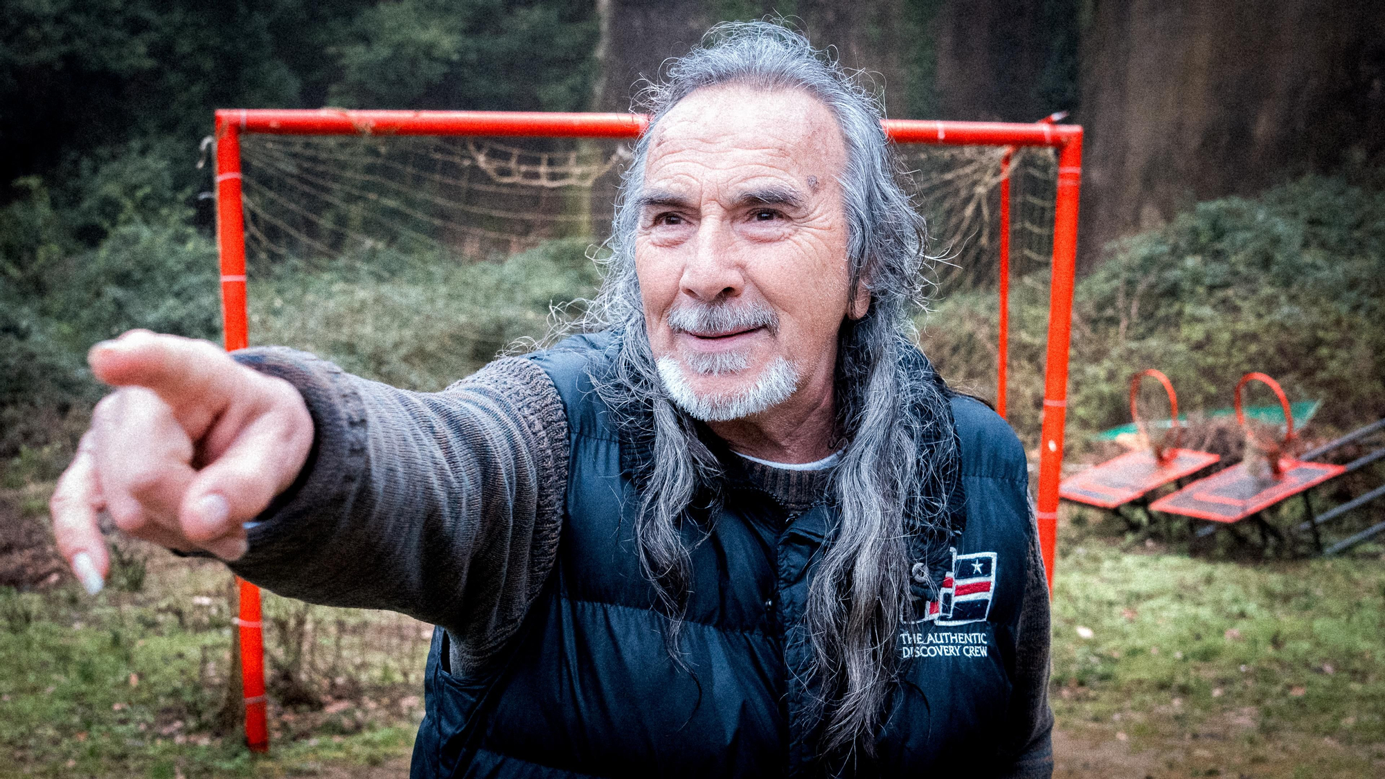 Lale, en medio del patio en el que solía jugar de pequeño, hoy devorado por el bosque