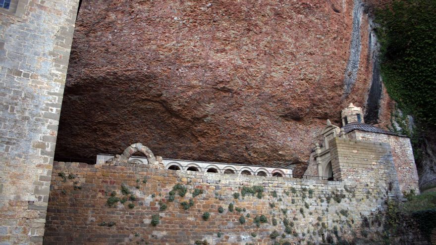 Vista general del paraje en el que se asienta el monasterio de San Juan de la Peña (Huesca)