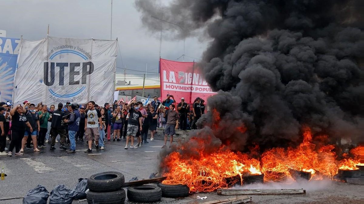 Tensión entre manifestantes de organizaciones sociales y las fuerzas de seguridad durante la jornada de protesta que organiza la UTEP.
