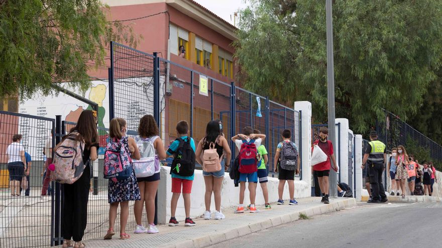 Niños del colegio público José Alcolea Lacal de Archena, en Murcia, guardan distancia de seguridad antes de entrar a clase este jueves. En este colegio un alumno de 4 años ha dado positivo, por lo que la profesora y los compañeros del aula pasan a cuarentena.EFE/Marcial Guillén