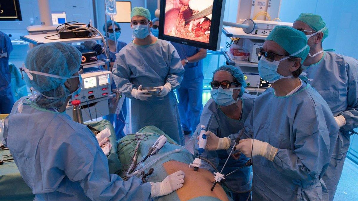 Traslados en ambulancia eternos, citas que no llegan y pacientes hartos: el día a día de los enfermos renales en Andalucía