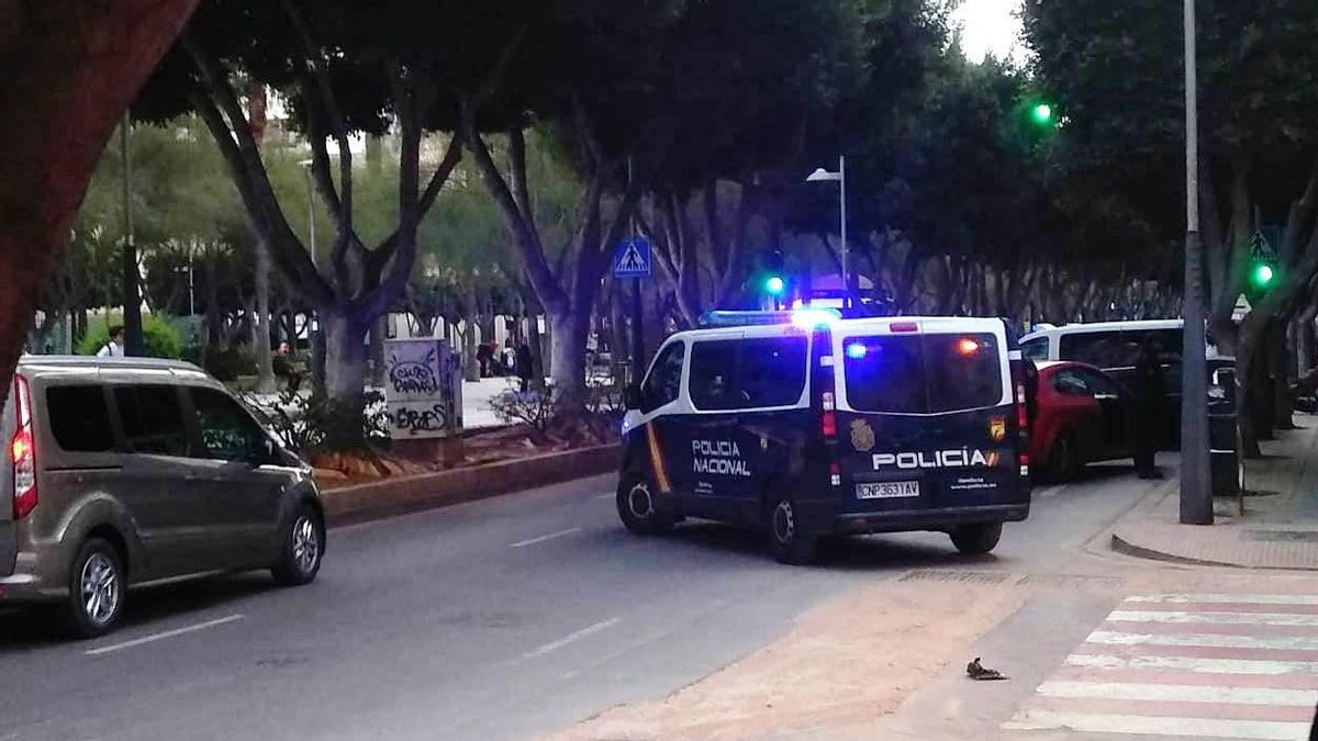 Furgón de la Policía Nacional en Almería.