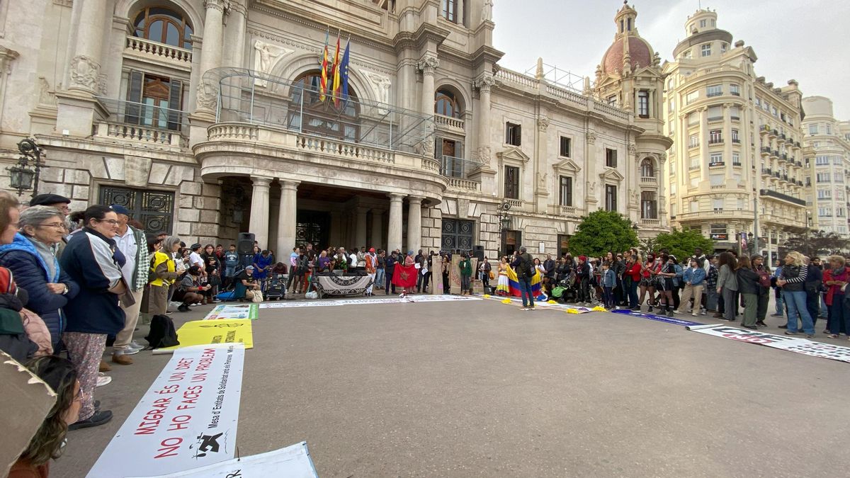 Primer peaje de Vox al PP en plena negociación por la Generalitat: trabas a los migrantes para obtener la Renta Valenciana de Inclusión