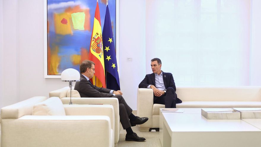 El presidente del Partido Popular, Alberto Núñez Feijóo (i) y el presidente del Gobierno, Pedro Sánchez (d), durante una reunión en La Moncloa.
