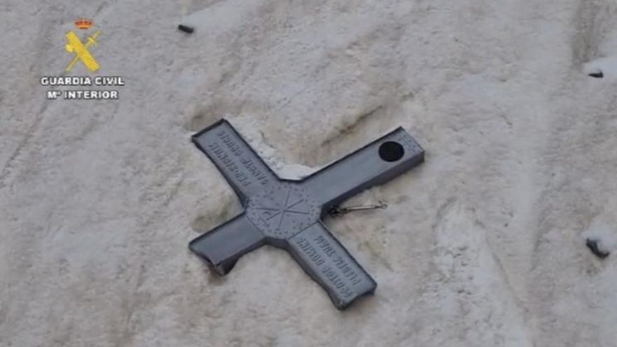 La Guardia Civil encuentra la cruz del Aneto dos meses después de que fuera arrancada y arrojada montaña abajo