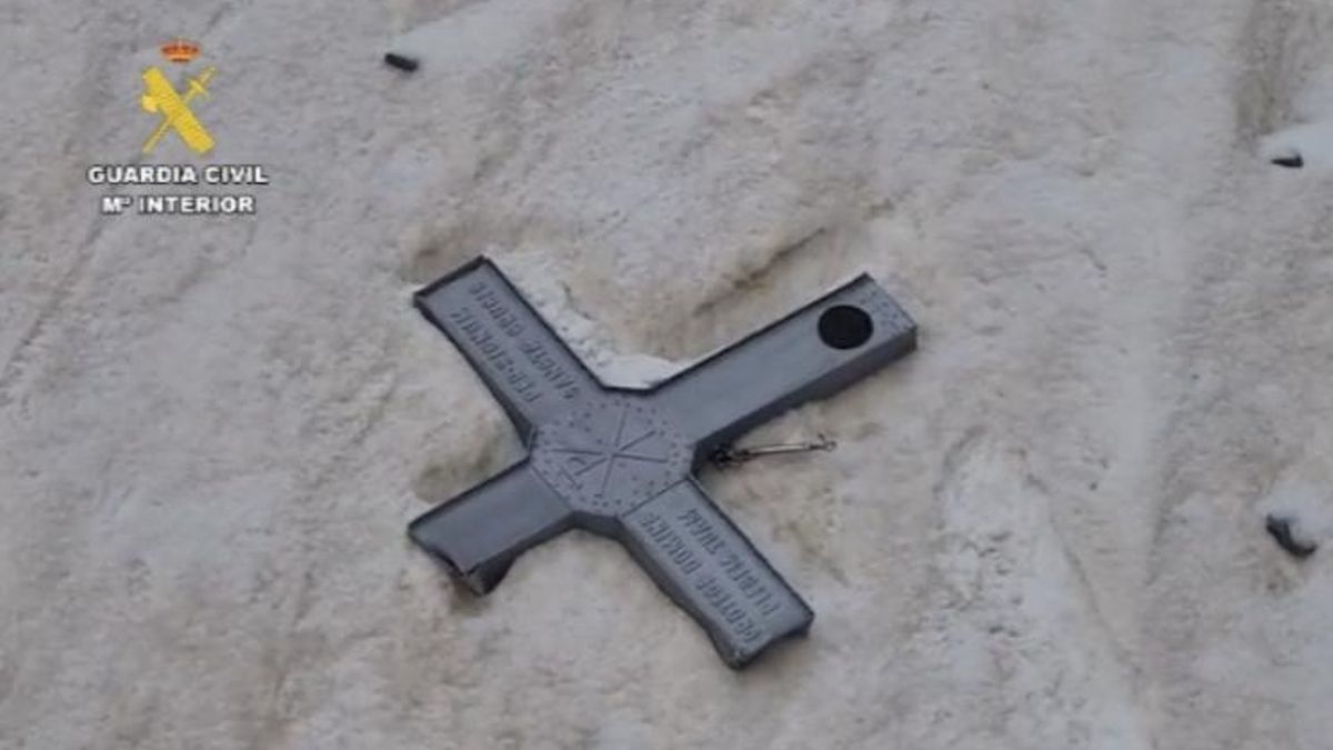 La Guardia Civil encuentra la cruz del Aneto dos meses después de que fuera arrancada y arrojada montaña abajo