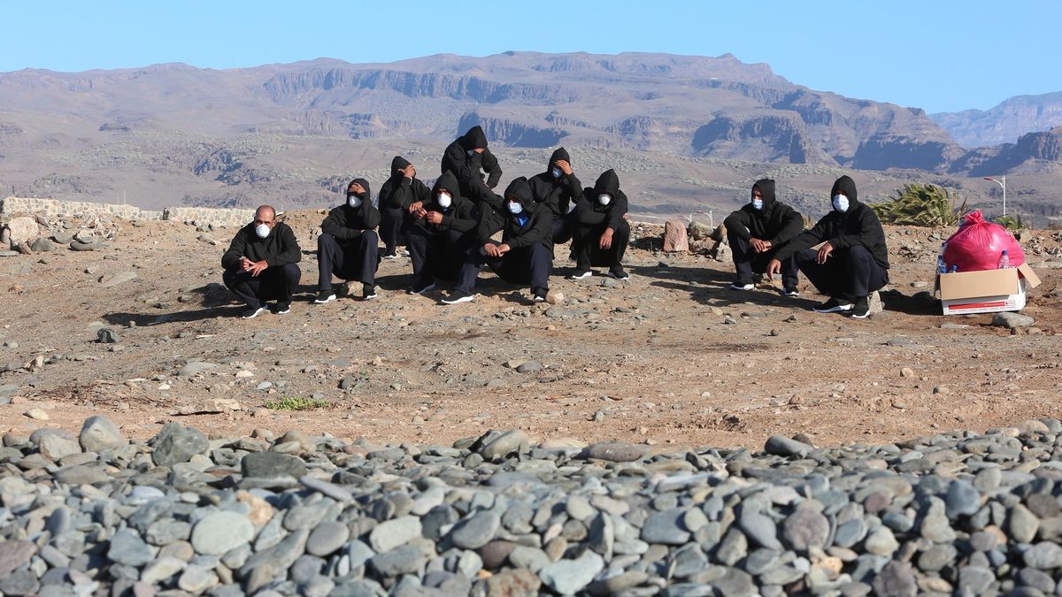 Grupo de migrantes que sobrevivieron este jueves a la ruta migratoria canaria y llegaron al Castillo del Romeral, en Gran Canaria