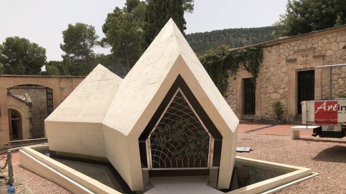 Alcoi estudia acciones legales tras el uso de imágenes del cementerio municipal y de la tumba de Camilo Sesto para una película porno