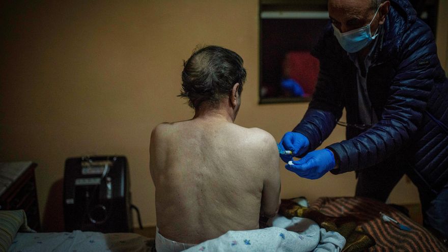 El enfermero José Ramón administra este jueves a un hombre la tercera dosis de la vacuna contra el coronavirus, en un domicilio de Avión (Ourense), durante la campaña de vacunación a domicilio en Galicia Galicia supera de nuevo los cien contagios y suma 907 infectados por covid. EFE/ Brais Lorenzo