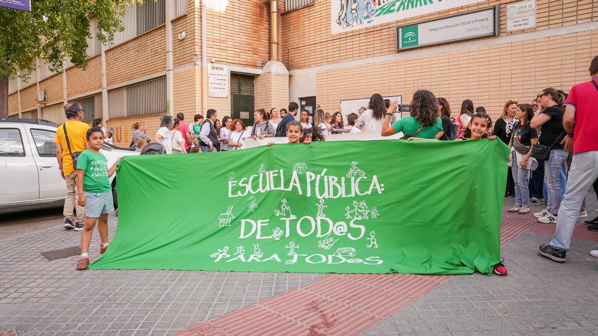 Protesta de padres del Cruz de Juárez y Hernán Ruiz por no aumentar una nueva línea