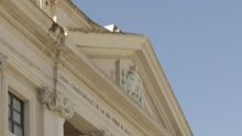 El Juzgado obliga al Ayuntamiento a retirar la bandera LGTBI del mástil de la fachada de su edificio