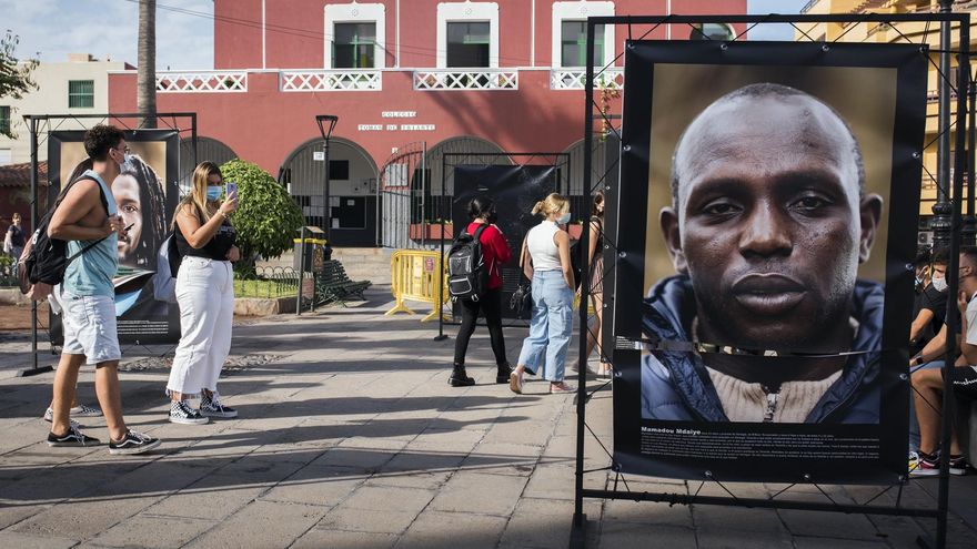 La exposición dedicada a los migrantes que estuvieron en Las Raíces amanece con sus imágenes destrozadas