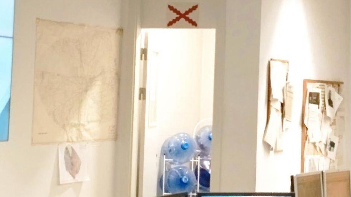 Una bandera reivindicada per l’extrema dreta decora la comissaria de la Policia Local de Bétera