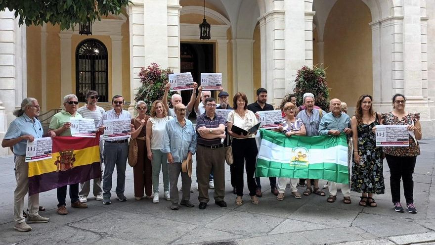 Presentación de la convocatoria de concentración ante el Ayuntamiento de Sevilla