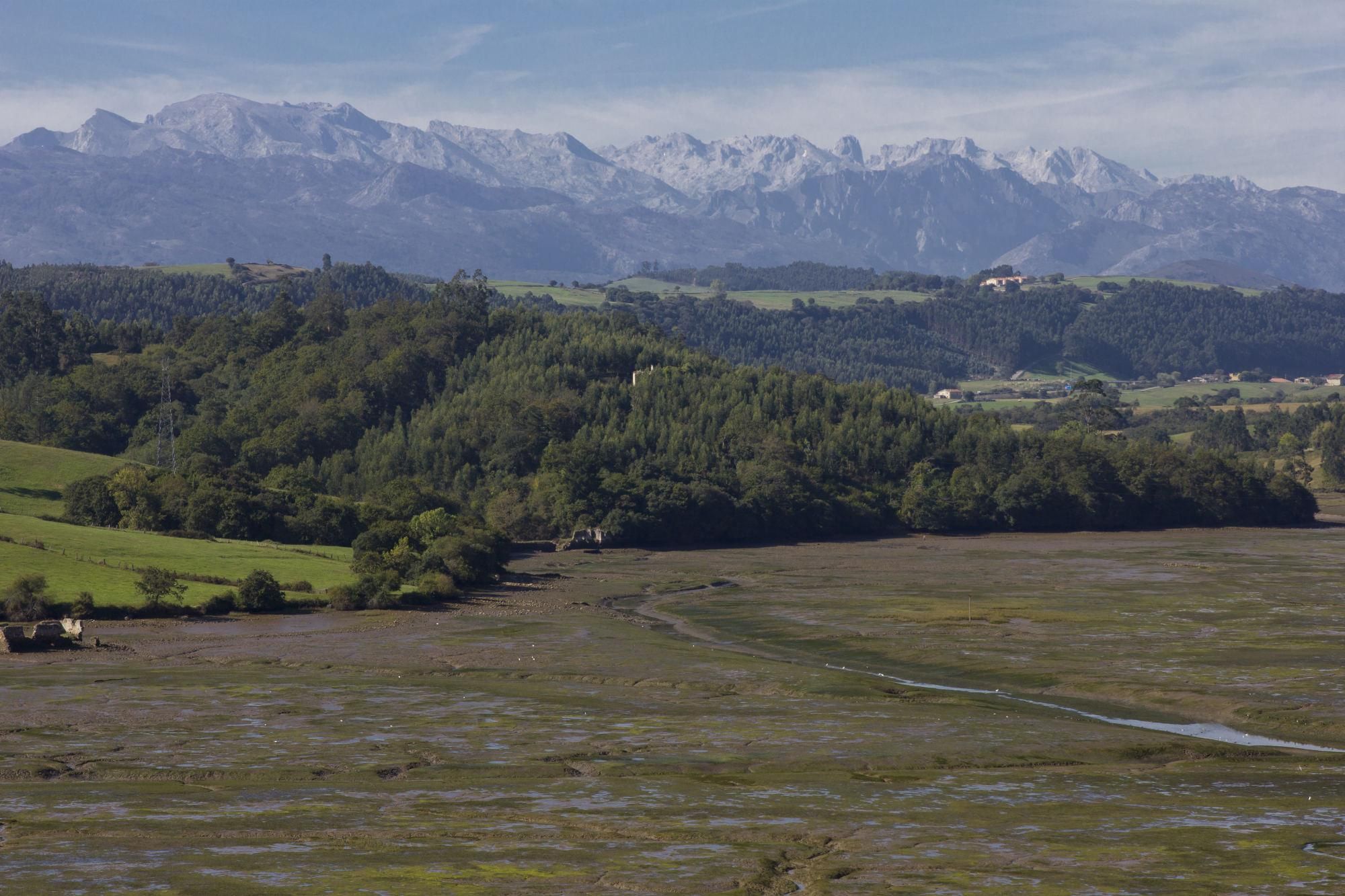 Los Picos de Europa desde San Vicente de La Barquera.