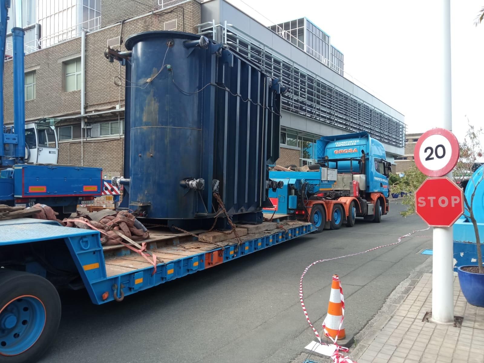 Endesa retira más de 3.000 toneladas de residuos metálicos y líquidos en las obras de desmantelamiento de la chimenea de Jinámar.