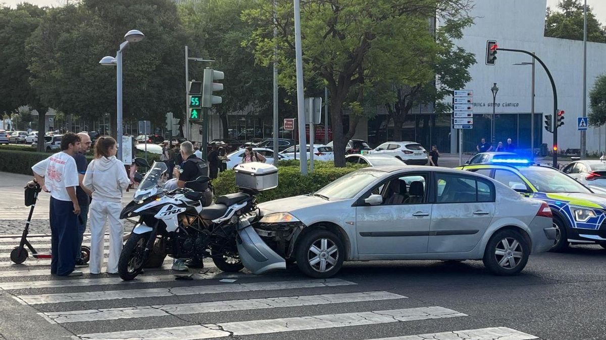 Accidente entre un coche y una moto este martes frente a la estación.