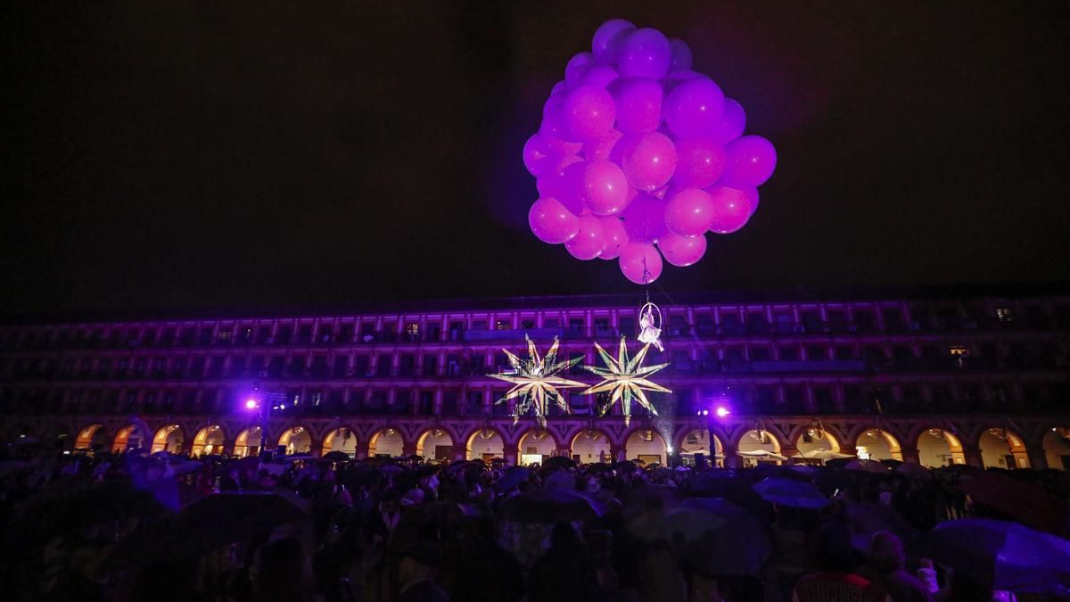 Espectáculo aéreo en la plaza de la Corredera
