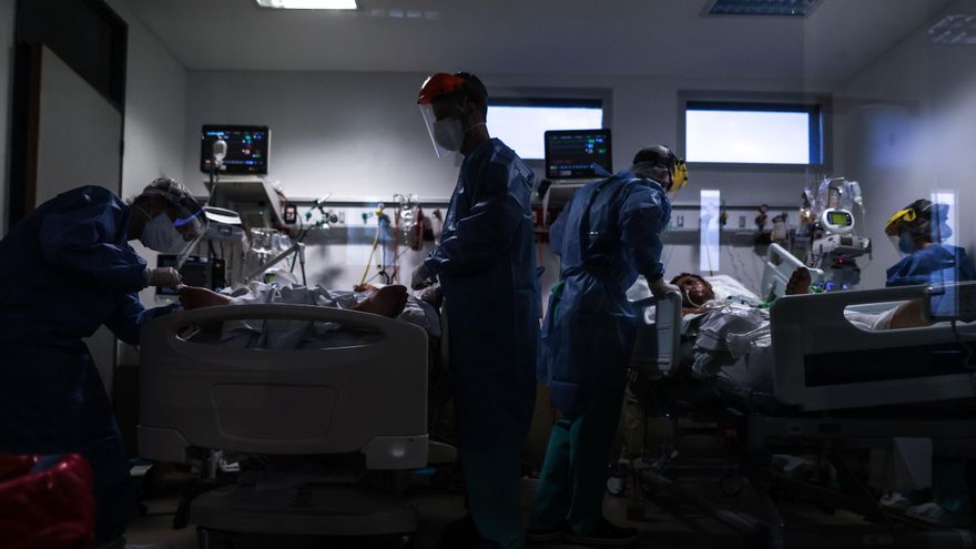Médicos y enfermeros trabajan en una Unidad de Cuidados Intensivos en el Hospital de la Provincia de Buenos Aires (Argentina). Fotografía de archivo. EFE/Juan Ignacio Roncoroni