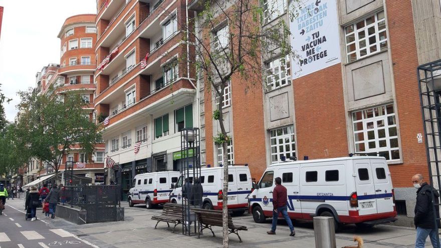 Tres furgonetas de la brigada móvil de la Ertzaintza en Indautxu para evitar aglomeraciones