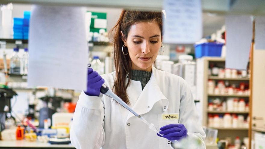 Una mujer trabajando en un laboratorio