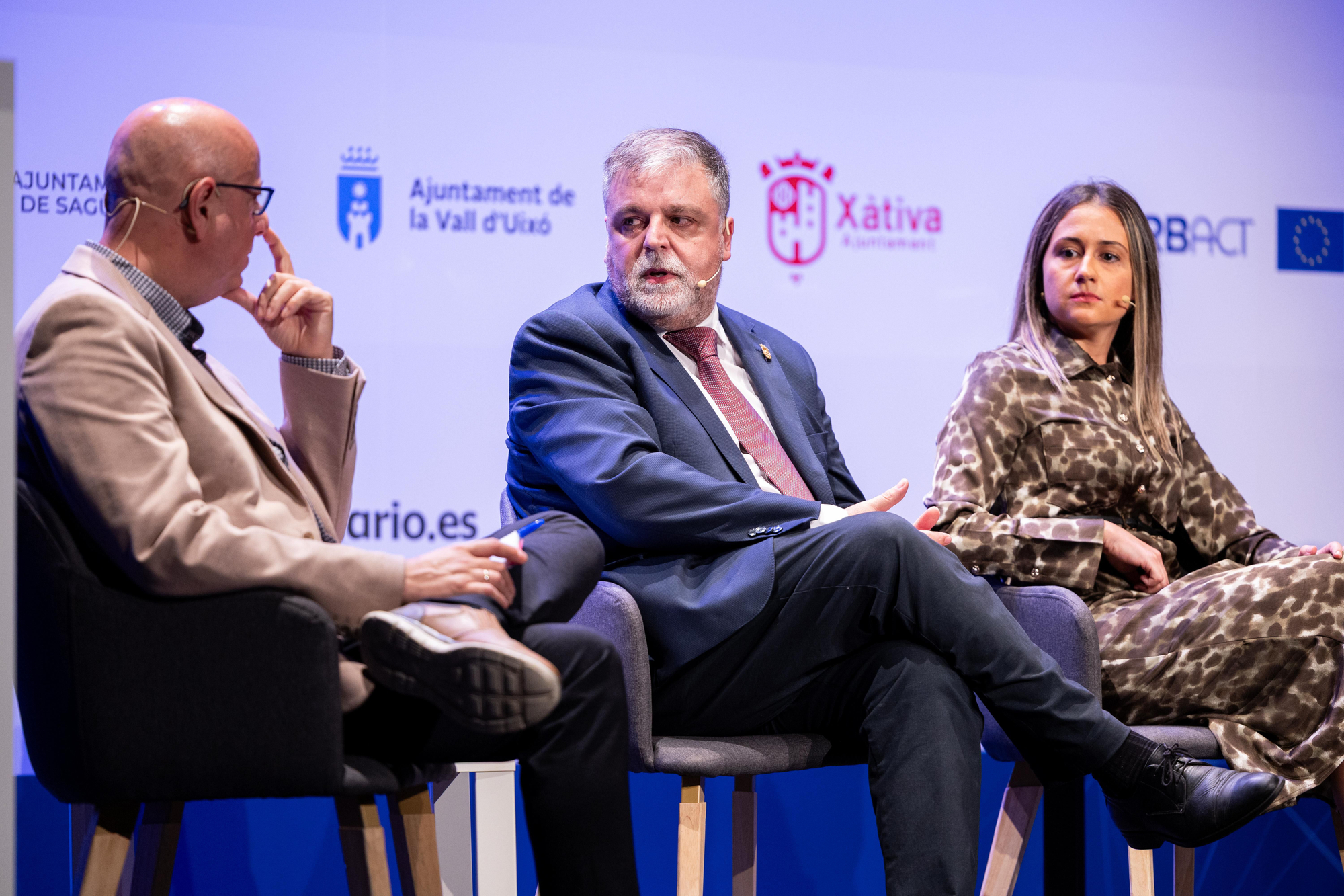 El periodista de elDiario.es Miguel Giménez, el alcalde de Villena, Fulgencio Cerdán, y la alcaldesa de la Vall d'Uixò, Tania Baños.